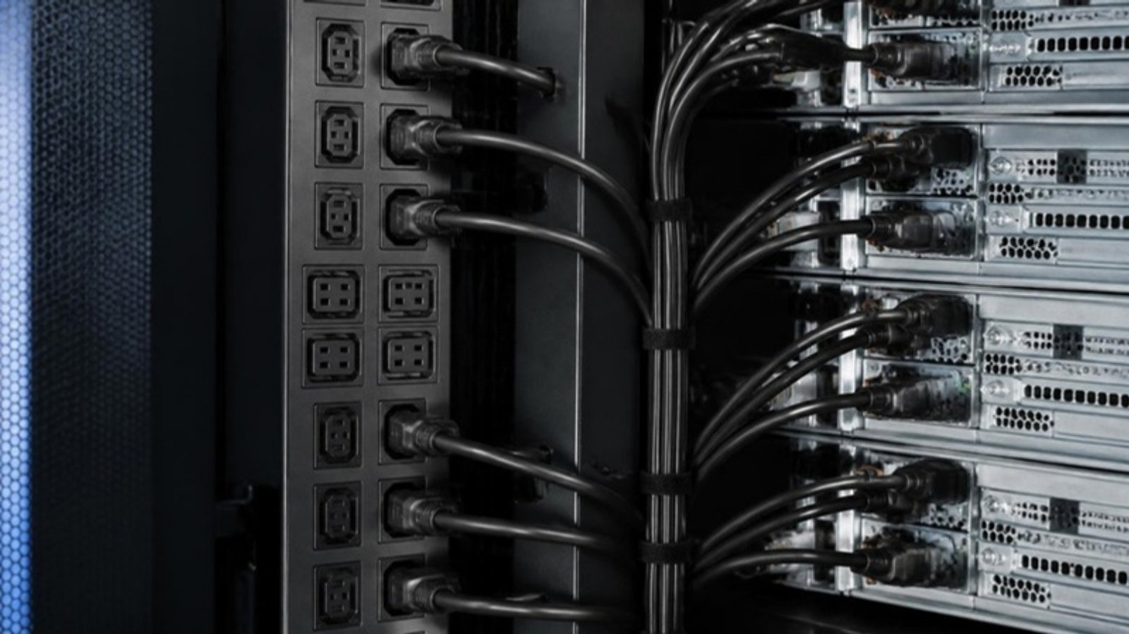 Rack PDU with C13 and C19 outlets and server power cables
