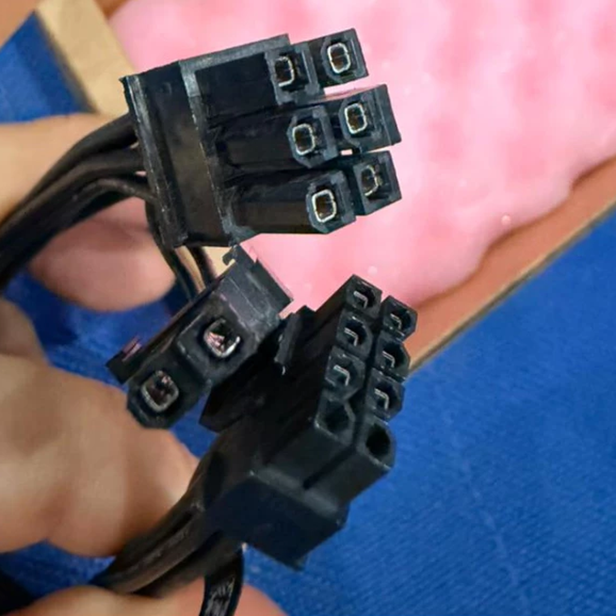 Close-up of 8-pin and 6+2 pin connectors on Dell GPU power cable TK46M